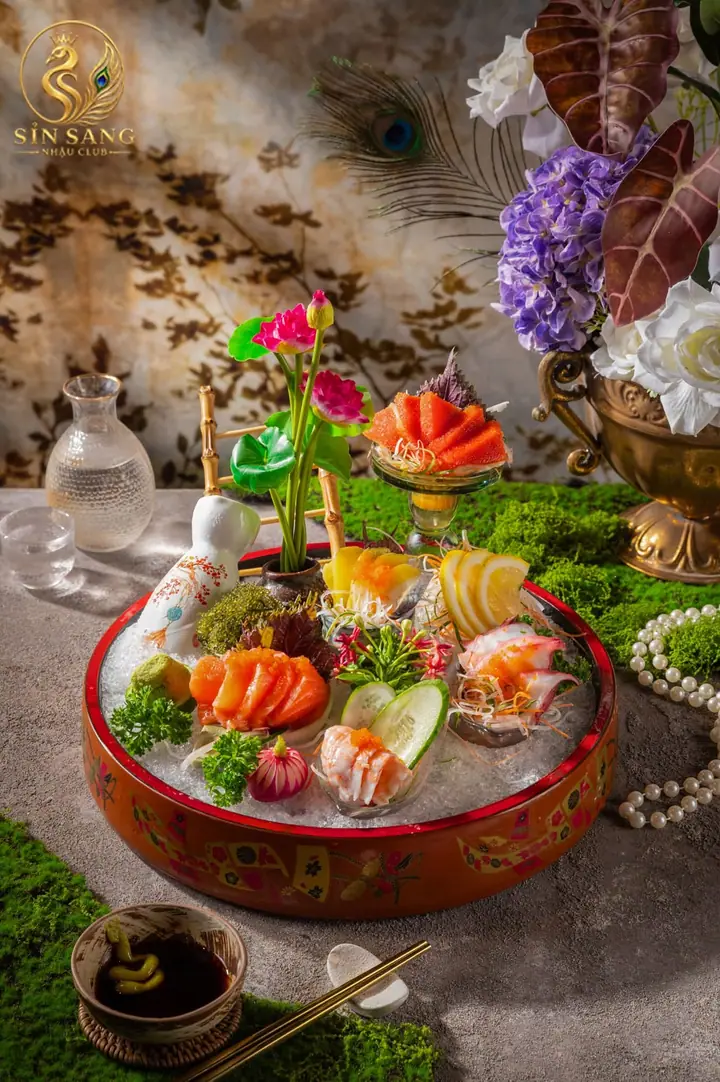 Khay sashimi nhiều loại trên đá bào