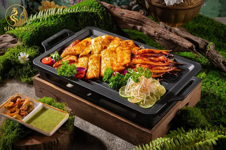 Cá và tôm nướng trên khay gang
