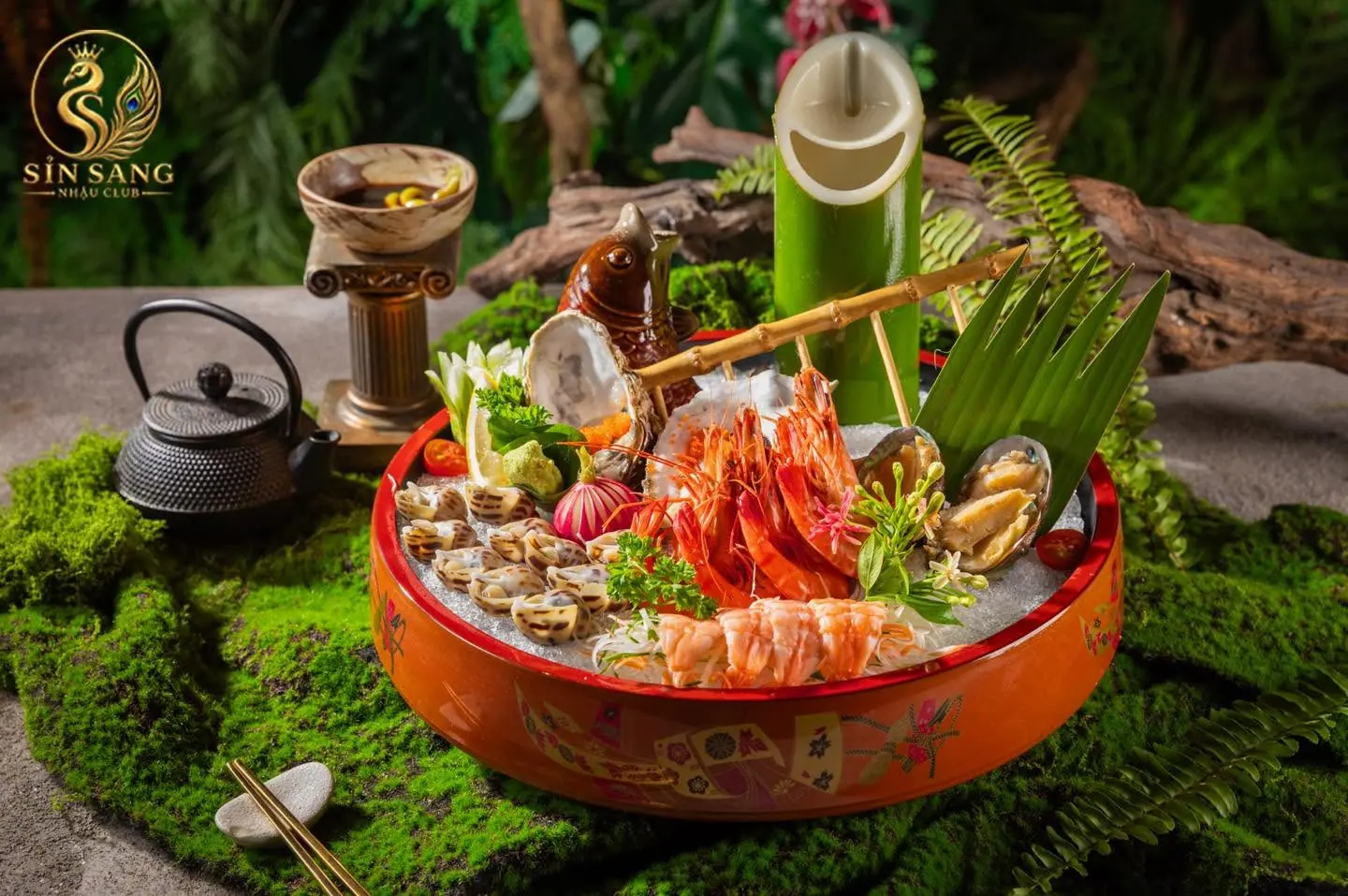 Mâm hải sản tươi trên đá với ống tre