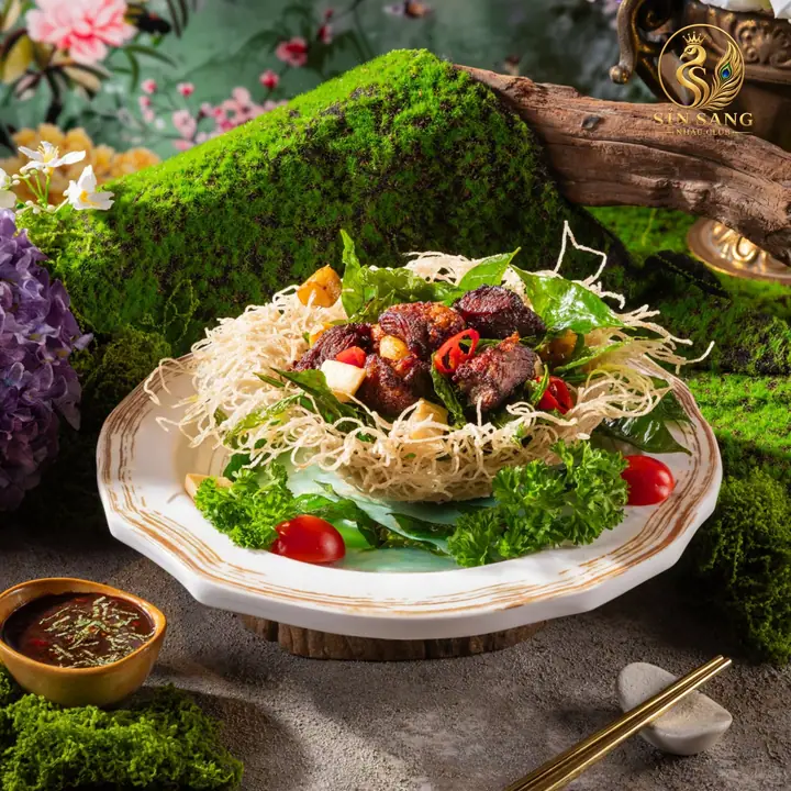 Bò sốt trên tổ khoai giòn