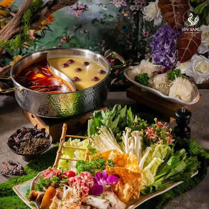 Lẩu hai ngăn cùng rau nấm và thịt