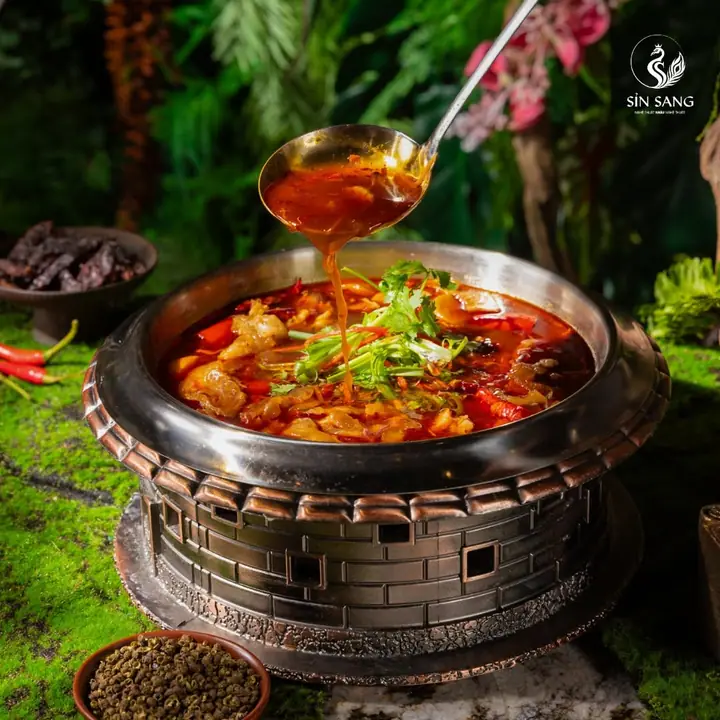 Nồi lẩu đỏ trên bếp đồng hình tháp