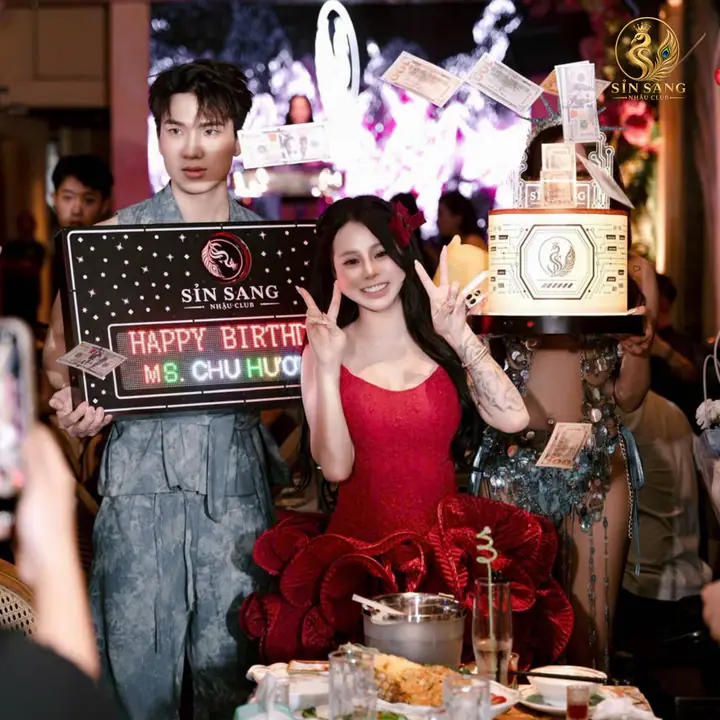 Tiệc sinh nhật với bảng đèn chúc mừng tại Sỉn Sang