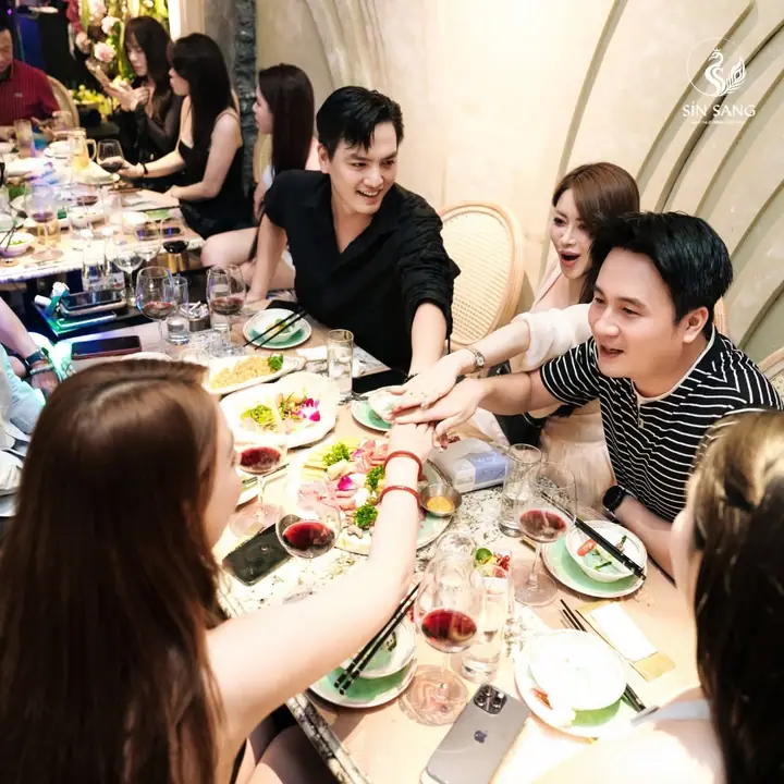 Bàn tiệc nhóm dưới trần vòm cong
