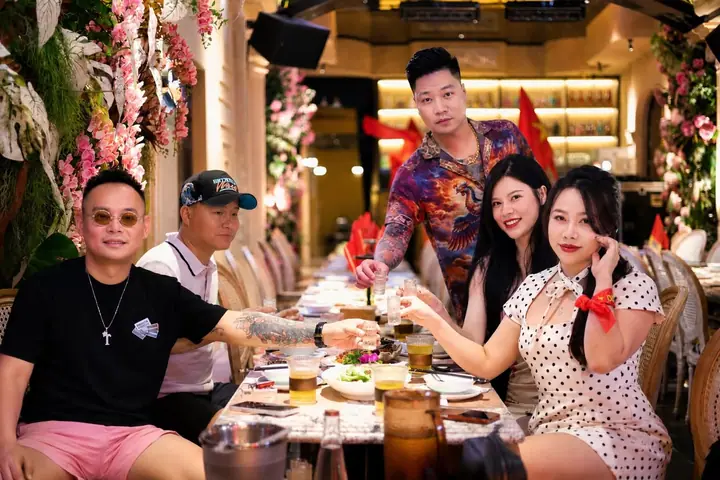 Buổi tụ họp đông vui tại bàn dài